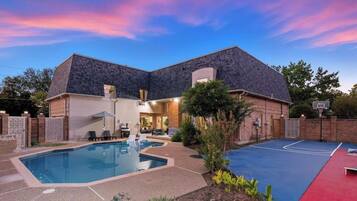 House (Multiple Bedrooms) | Front of property