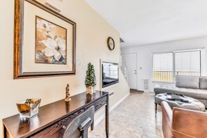Interior - Atlantico 32 (Daytona Beach)