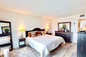 Interior - Atlantico 32 (Daytona Beach)