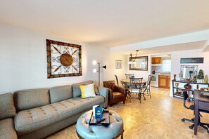 Interior - Atlantico 32 (Daytona Beach)