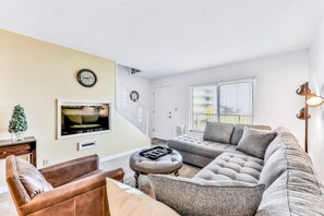 Interior - Atlantico 32 (Daytona Beach)