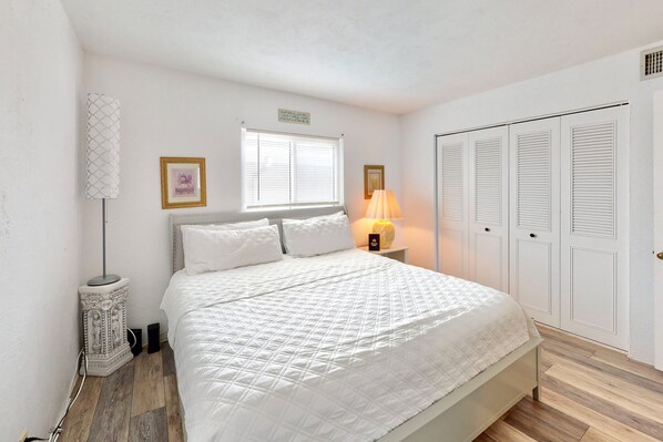 Interior - Atlantico 32 (Daytona Beach)