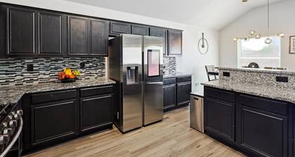 5BR Getaway in Desoto With Pool, Hot Tub & Cinema