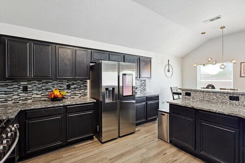 5BR Getaway in Desoto With Pool, Hot Tub & Cinema