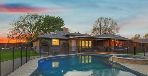 Gorgeous 4BR Home With Huge Yard, Pool