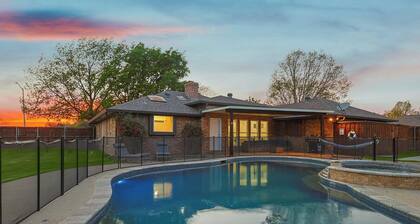 Gorgeous 4BR Home With Huge Yard, Pool