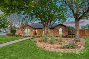 House (4 Bedrooms) | Interior - Gorgeous 4BR Home With Huge Yard, Pool (Denton)