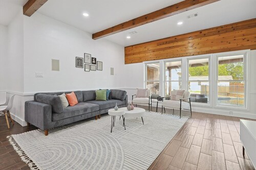 Gorgeous 4BR Home With Huge Yard, Pool