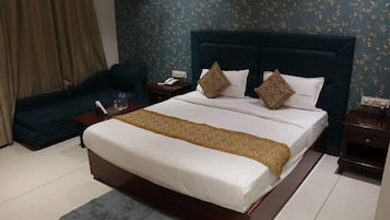 Deluxe Suite, Garden View | Desk, laptop workspace, free WiFi