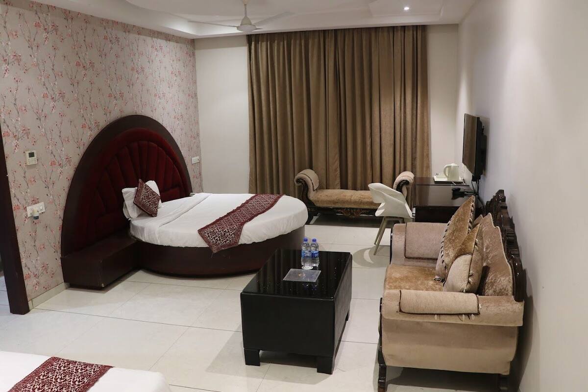Deluxe Suite, Garden View | Desk, laptop workspace, WiFi (free)
