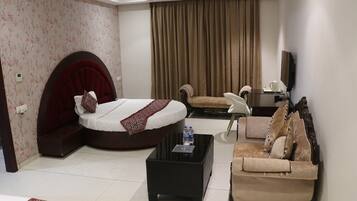 Deluxe Suite, Garden View | Desk, laptop workspace, free WiFi