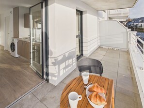 A balcony with a table, two croissants, and two coffee cups. - Close to city center – Apartment for 2 with balcony (Pont-l´Abbé)