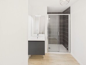 Shower - Close to city center – Apartment for 2 with balcony (Pont-l´Abbé)