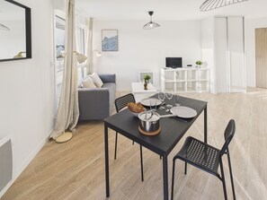 Dining - Close to city center – Apartment for 2 with balcony (Pont-l´Abbé)
