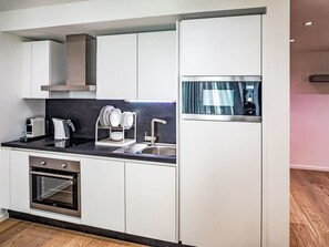 Kühlschrank, Mikrowelle, Kochgeschirr/Geschirr/Besteck