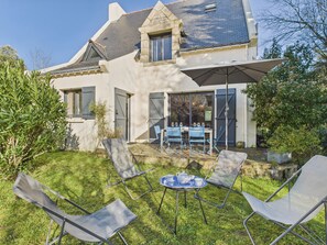 Outdoor dining - By the Gulf, house for 8 with garden (Arzon)