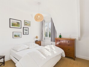 4 bedrooms, iron/ironing board, free WiFi