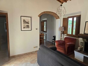 TV, fireplace - Old Style Apartment in Florence in Residence with shared pool (Tavarnuzze)