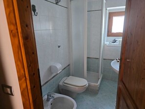 Hair dryer, towels, soap, toilet paper - Old Style Apartment in Florence in Residence with shared pool (Tavarnuzze)