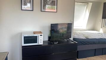 Skrivebord, strykejern/-brett, wi-fi (inkludert) og sengetøy