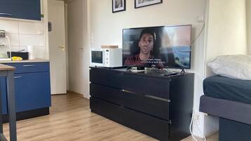 Een bureau, een strijkplank/strijkijzer, gratis wifi, beddengoed