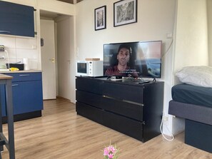 Een bureau, een strijkplank/strijkijzer, gratis wifi, beddengoed