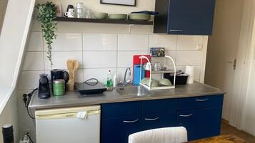 Een koelkast, een magnetron, een oven, een kookplaat