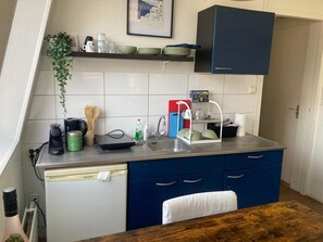 Een koelkast, een magnetron, een oven, een kookplaat