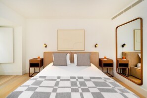 Iron/ironing board, travel cot, WiFi, bed sheets - Prime Location Apt in Lisbon’s Historic Centre (Lisbon)