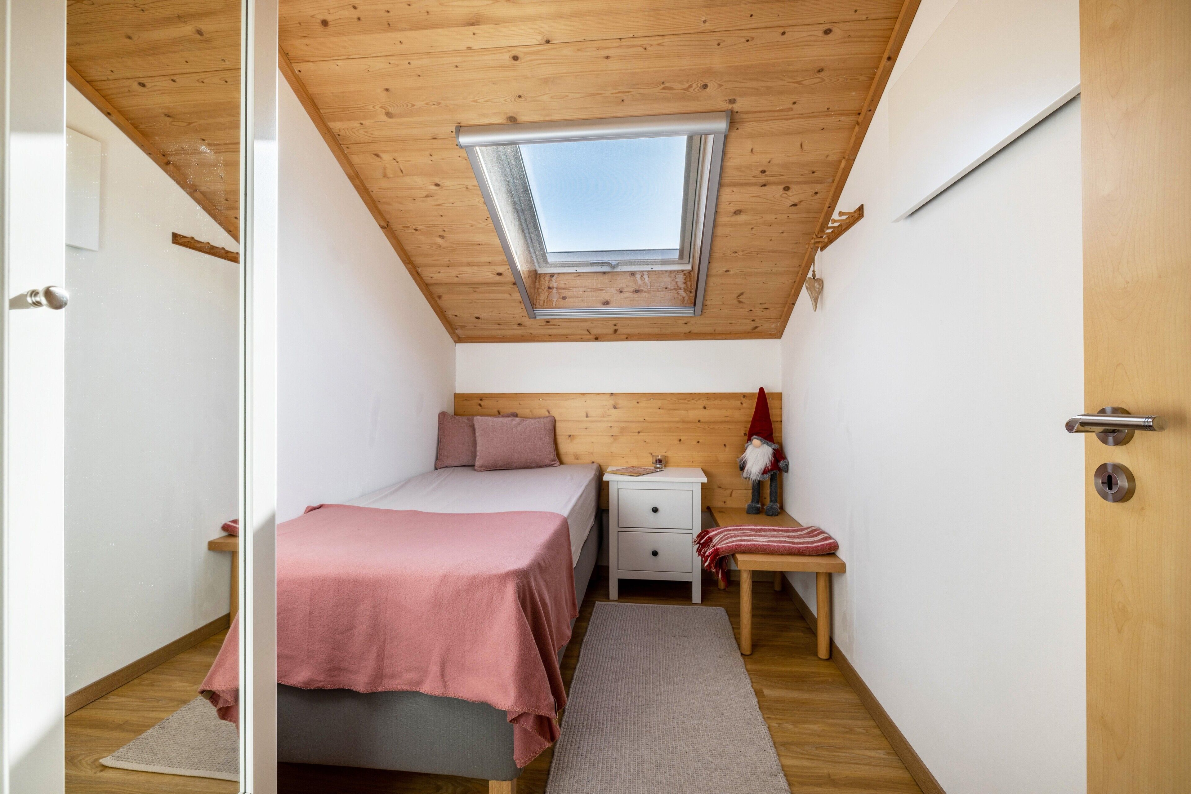 Tabla de planchar con plancha, wifi y ropa de cama 