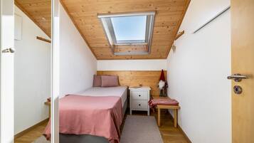 Tabla de planchar con plancha, wifi y ropa de cama