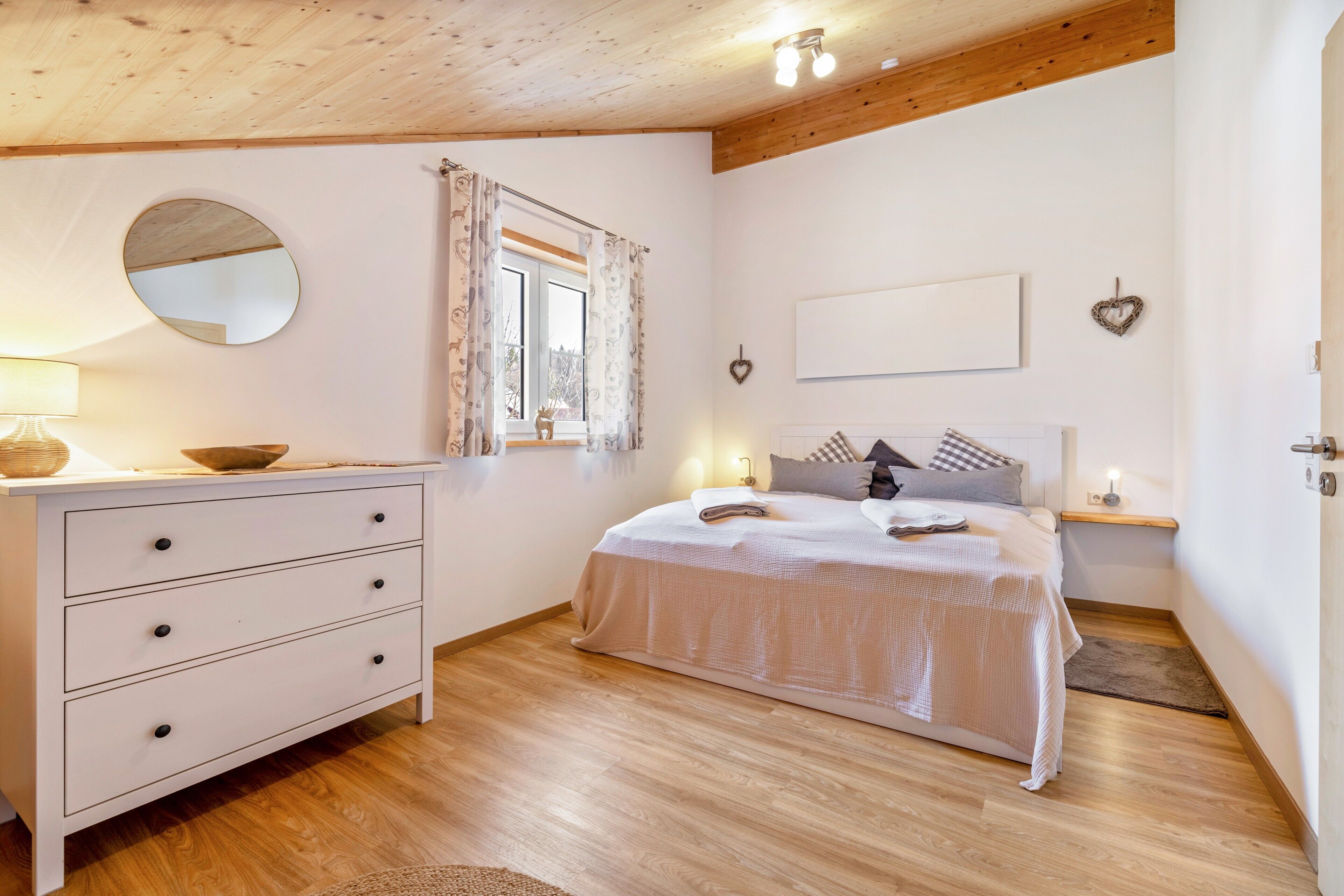 Tabla de planchar con plancha, wifi y ropa de cama 