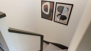 Eine Treppe mit Geländer und Teppich.