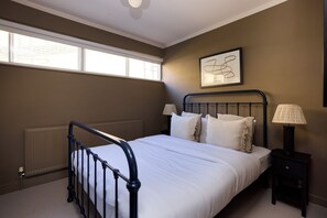 Apartment - Three-Bedroom Flat on Porchester Square (London)