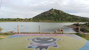 Chambre Double ou avec lits jumeaux, balcon, vue partielle sur le lac | Divers