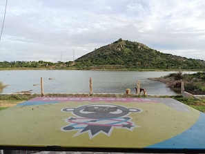 Dobbelt- eller tomannsrom, balkong, delvis utsikt mot innsjø | Diverse