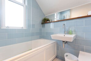 Shower, hair dryer, towels, soap - Woodside Road (No 44) | Elie (Elie)