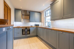 Fridge, microwave, oven, dishwasher - Woodside Road (No 44) | Elie (Elie)
