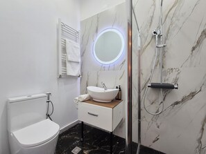 Deluxe Double Room | Bathroom - Central Inn Brasov (Brașov)