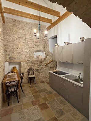 Fridge, stovetop, coffee/tea maker, cookware/dishes/utensils - Palazzo Rizzi Templars' Residence - Bishop's Suite (Bitetto)