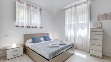 1 habitación, tabla de planchar con plancha, wifi gratis y ropa de cama