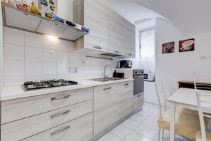 Een koelkast, een microgolfoven, een oven, een kookplaat