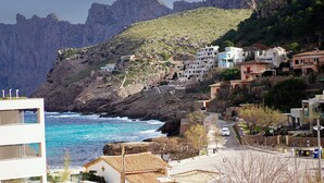 A coastal town with buildings on a hillside overlooking the sea. - Nice apartment for two people in Cala Sant Vicenç (Cala Sant Vicenç)