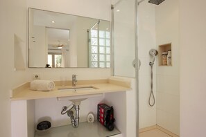 Shower, hair dryer, towels - Nice apartment for two people in Cala Sant Vicenç (Cala Sant Vicenç)