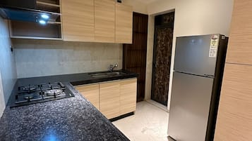 Frigorífic, placa de cuina i utensilis de cuina, vaixella i coberteria