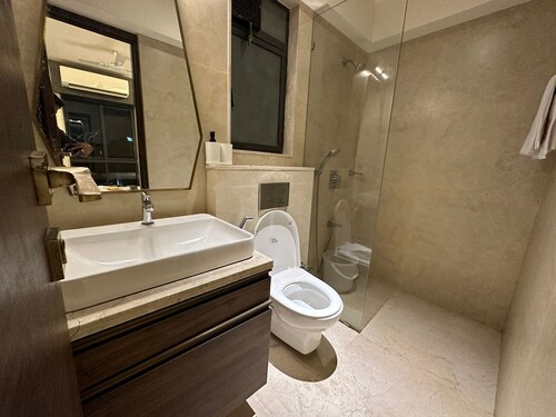 1BR Service Apartment C-1101 BKC By Florastays