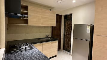 Fridge, stovetop, cookware/dishes/utensils, dining tables