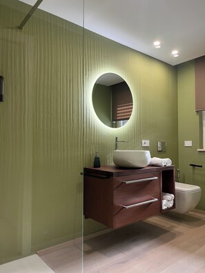 Doccia, asciugacapelli, bidet, asciugamani