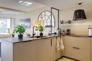 Wasserkocher mit Kaffee-/Teezubehör, Kühlschrank, Mikrowelle, Ofen