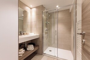 Shower, hair dryer - Apartment in Cannes with 2 bedrooms sleeps 4 (Cannes)